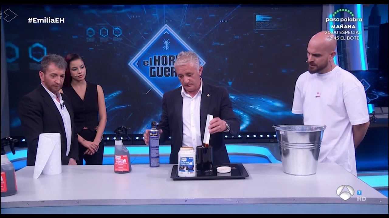 SIMONRACK Y ECOFIRE FIGHTING EN EL HORMIGUERO.00_01_34_05.Imagen fija001