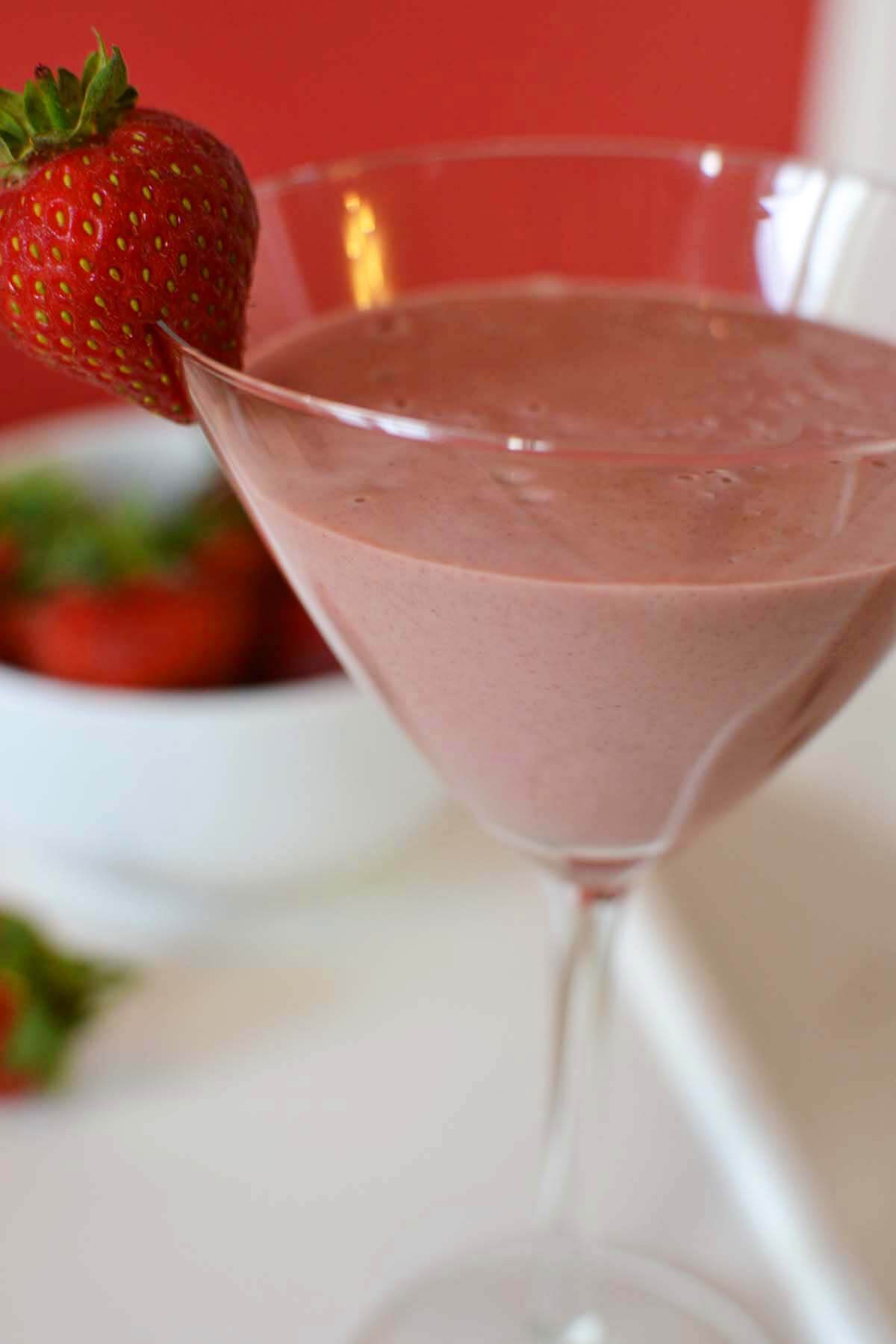 Easy Strawberry Shortcake Smoothie: Dessert Thickie
