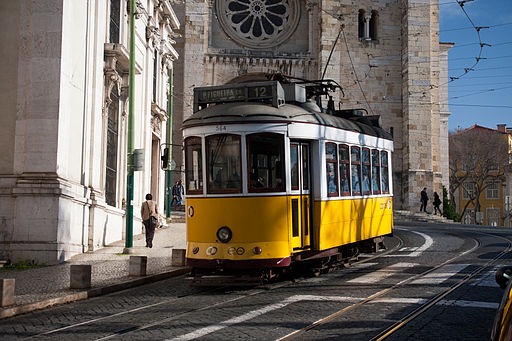 Lisbon_tram_next_to_Lisbon_Cathedral