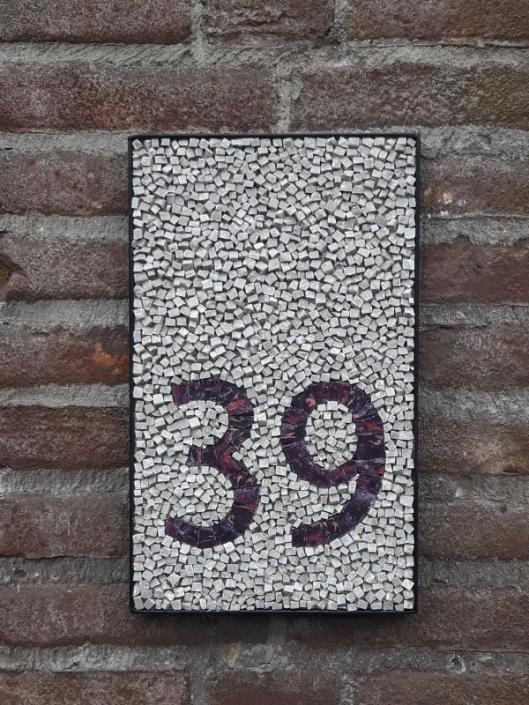 Huisnummer in mozaïek
